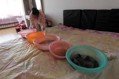 隆子楼上漏水，住户失联，小区没物管，业主维权难！律师来支招……